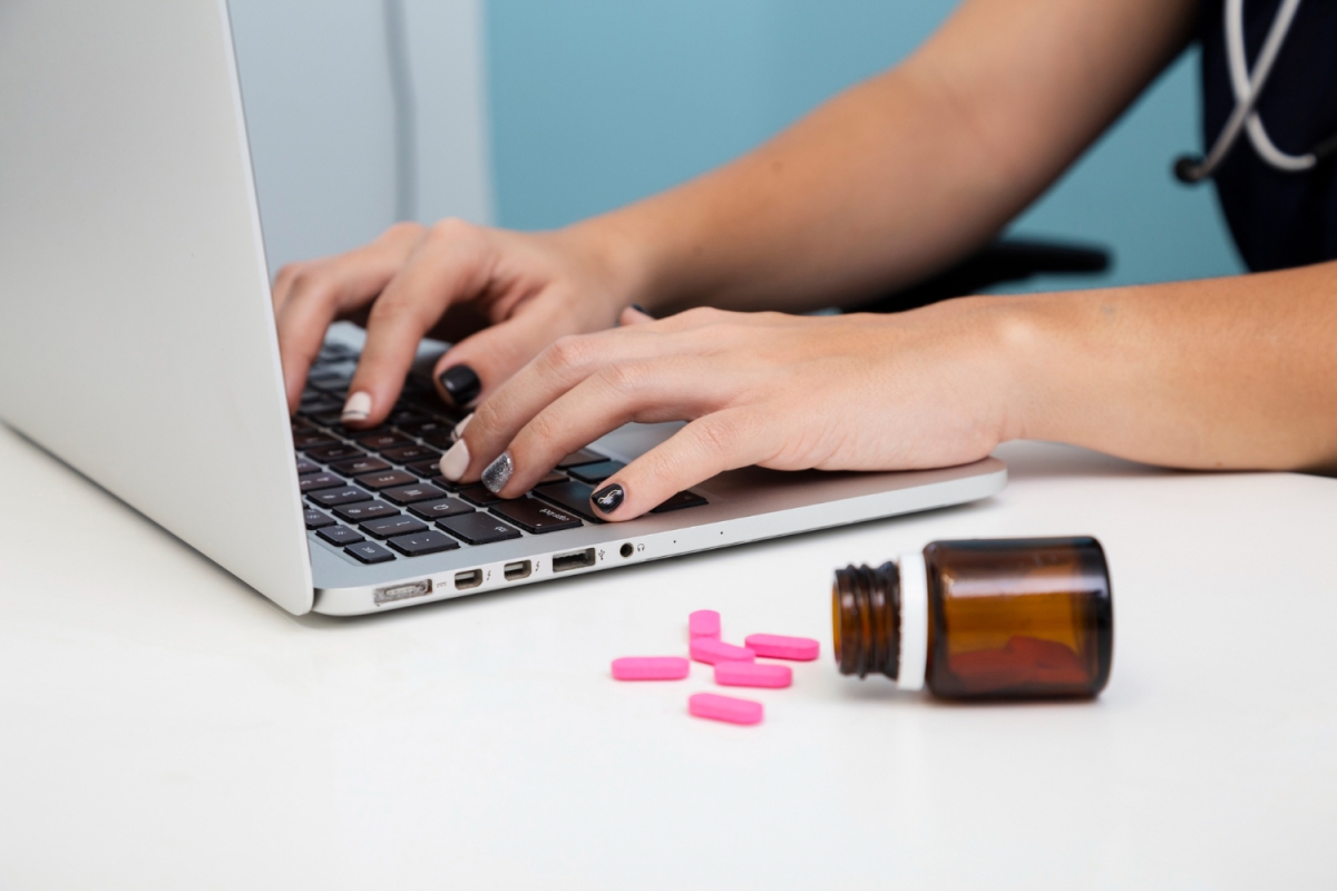 Noua obsesie toxică de pe TikTok: Suplimentele alimentare ‘minune’ care riscă sănătatea rinichilor