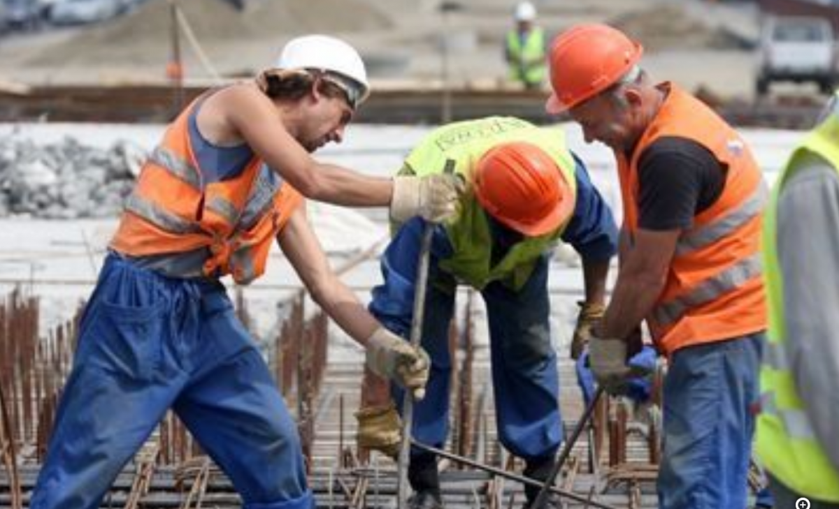 Muncitorul de bază ajunge mit: angajatorii din construcții se confruntă cu provocări tot mai mari
