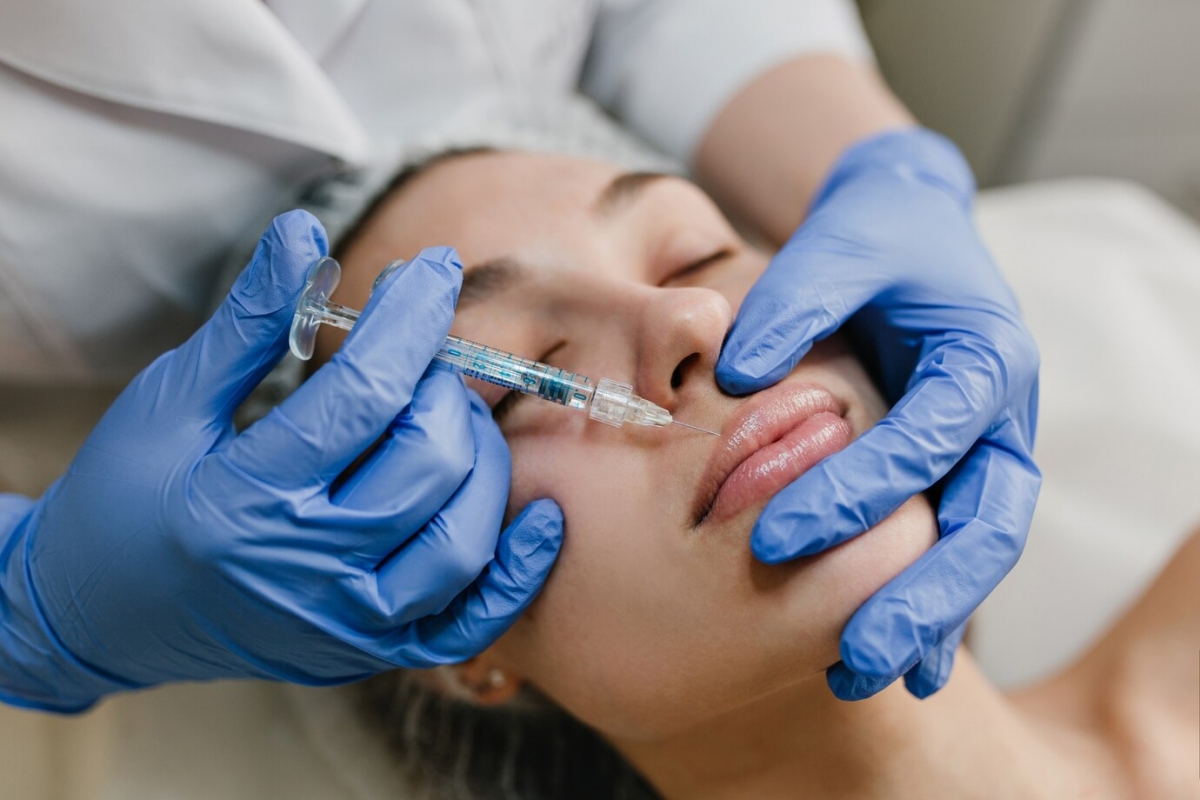 Procedura cosmetică obișnuită care poate provoca daune severe. Un organ esențial are de suferit! Specialiștii avertizează: ‘Nu este de glumă’