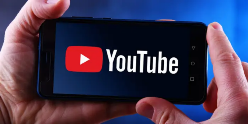 Un german surprinde Franța cu un videoclip despre un cartier de droguri 

Un videoclip realizat de un creator german a stârnit controverse în Franța, prezentând un cartier etichetat ca fiind un ‘ghetou’ al drogurilor. Reacțiile nu s-au lăsat așteptate, iar mulți au început să critice modul în care este reprezentată realitatea acestor comunități. 

În imaginea redată de videoclip, autorul încearcă să ilustreze problemele cu care se confruntă locuitorii, dar tonul său a fost perceput ca fiind exagerat și jignitor de către mulți francezi. Remarcile acestora subliniază faptul că astfel de abordări contribuie doar la stigmatizarea anumitor zone și persoanelor care locuiesc în ele.

Pe de altă parte, suporterii videoclipului susțin că aduce în discuție o problemă reală, care nu poate fi ignorată, și că atenția asupra acestor cartiere este esențială pentru găsirea unor soluții viabile. Această dezbatere a deschis porțile unor analize mai profunde despre modul în care societatea abordează subiecte sensibile, precum consumul de droguri și problematica ghetourilor.

Indiferent de tabăra din care fac parte, mulți sunt de acord că dialogul este crucial. Acest episod subliniază în continuare importanța unei reprezentări echilibrate și corecte a comunităților marginalizate, într-o vreme când imaginile și mesajele se răspândesc rapid în era digitală.