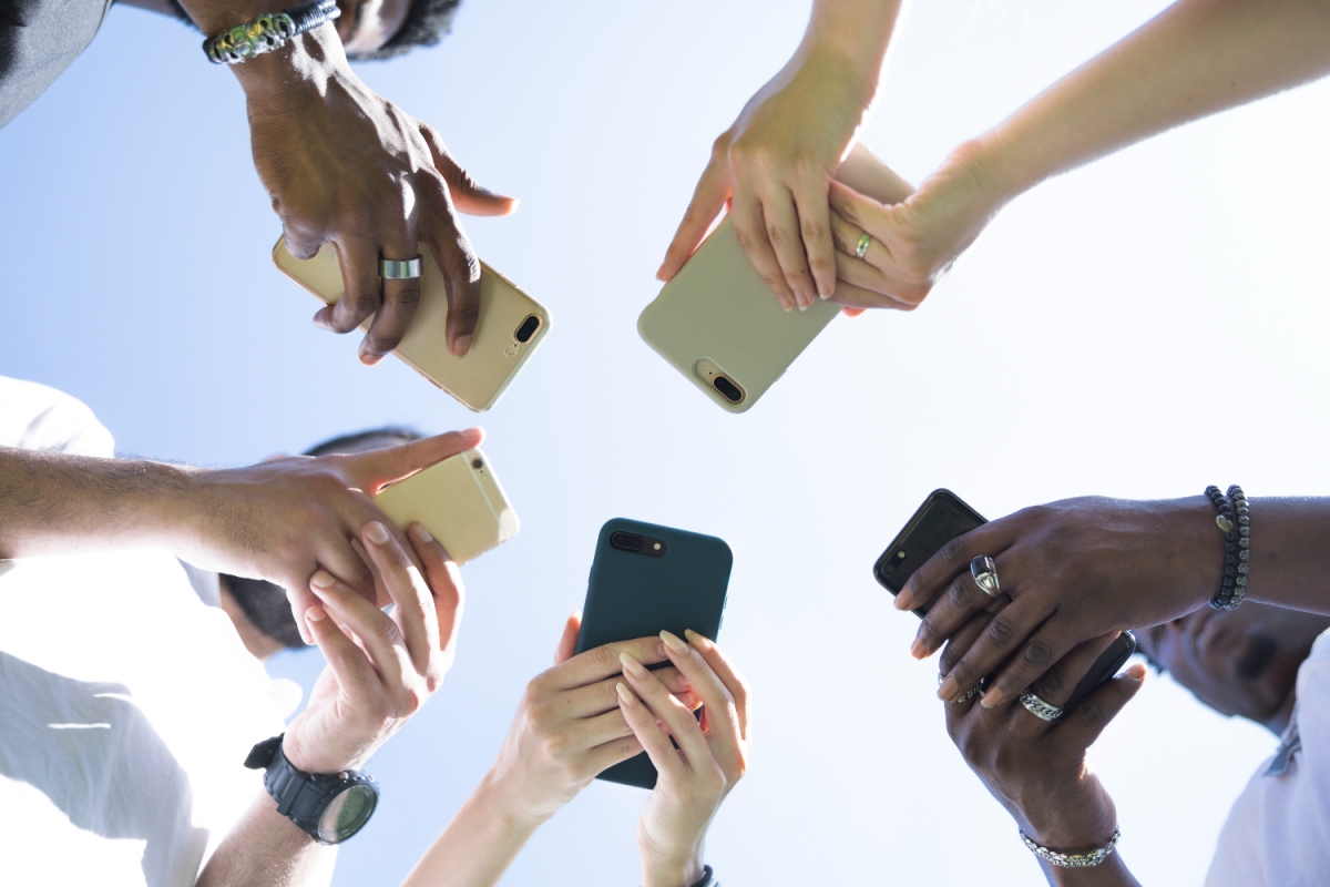 Venituri în expansiune pentru fabricanții de smartphone-uri: primul trimestru din 2025 marchează un record istoric al prețului mediu de vânzare