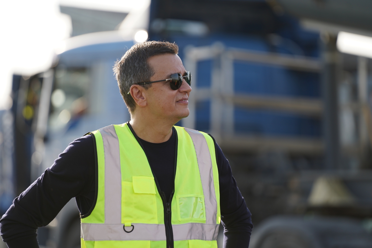 Ministrul transporturilor respinge acuzațiile de fake news privind blocajele pe șantierele autostrăzilor, afirmând că mii de muncitori de la UMB sunt activi și lucrează intens.