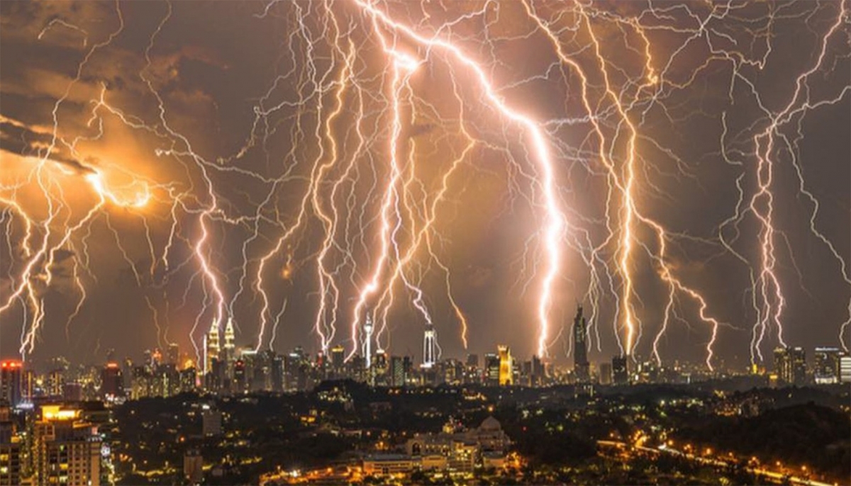 Vine furtuna electrică în România: Meteorologii prognozează două săptămâni de vreme extremă