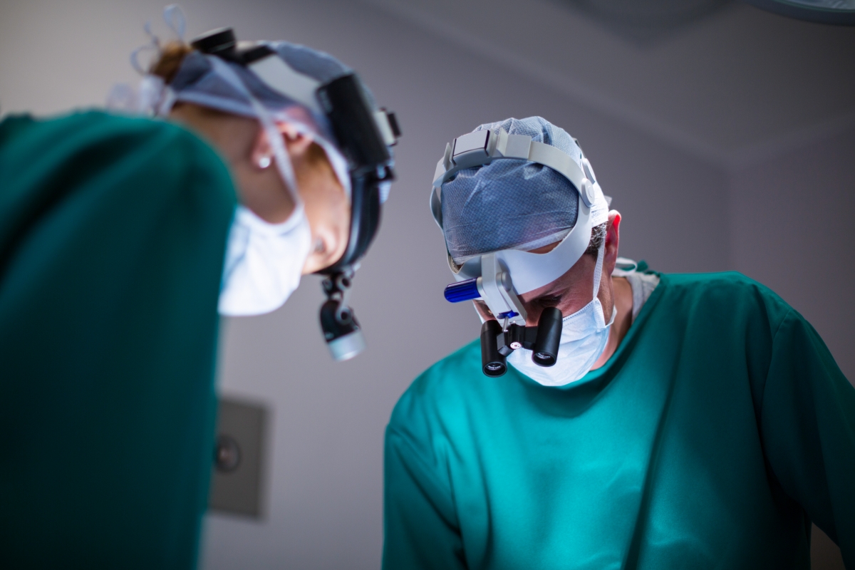 Neurochirurgii americani au realizat, în premieră mondială, excizarea unei tumori cerebrale prin prisma orbitei oculare.