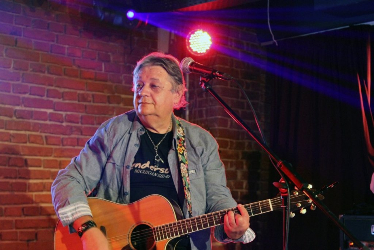 Mircea Vintilă și Emeric Imre, staruri ale muzicii românești, vor urca pe scenă în acest weekend la Slatina, în cadrul festivalului ‘Alutus ’22’. Evenimentul promite o experiență memorabilă pentru toți iubitorii de muzică. Fie că ești un fan înrăit al artistei sau pur și simplu vrei să te bucuri de atmosfera festivalului, acesta este locul perfect pentru a te relaxa și a te distra. Nu rata ocazia de a asculta live melodiile acestor artiști talentați și de a te alătura comunității locale în celebrarea muzicii!
