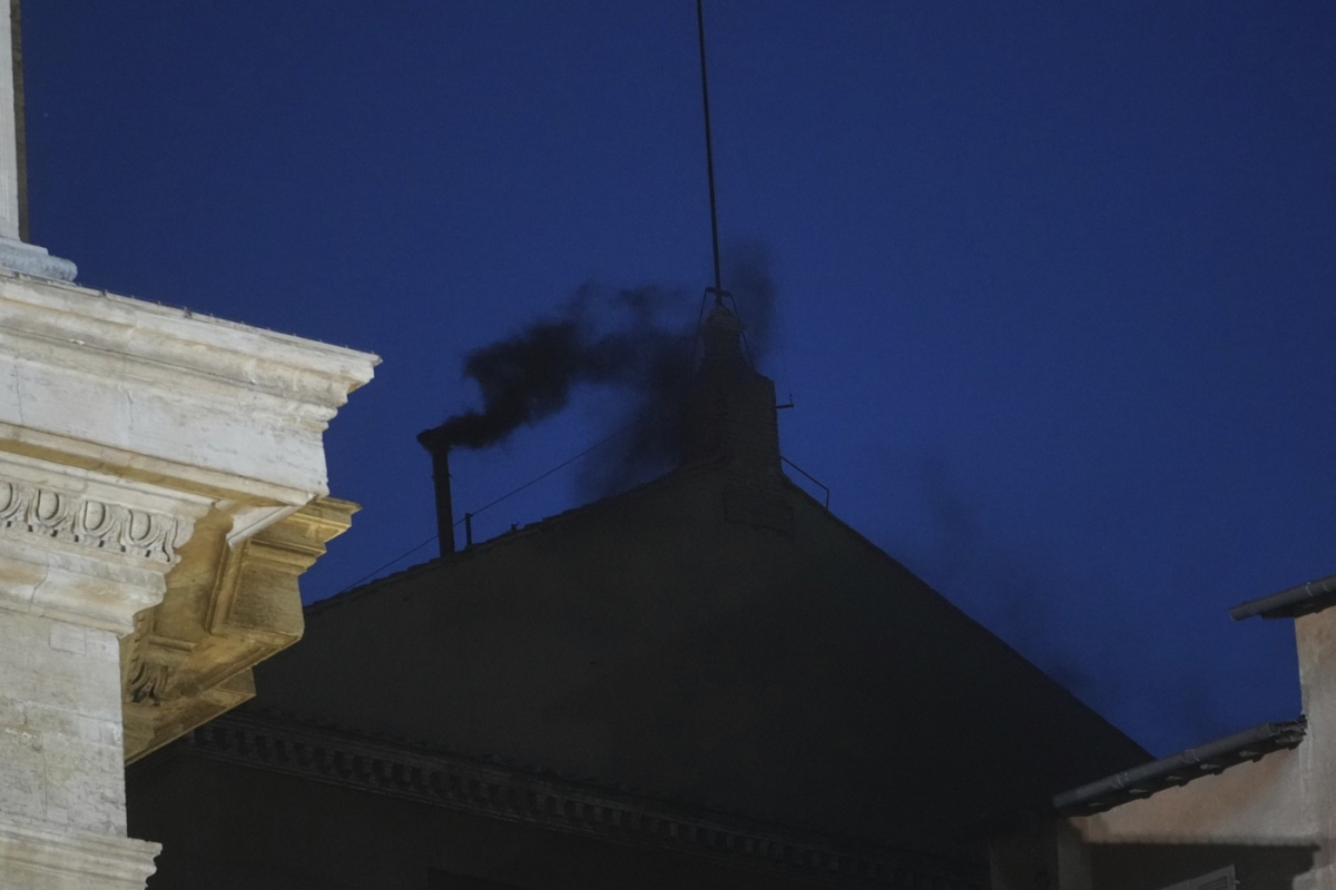 Privind spre Vatican, așteptând fum alb: începe a doua zi a conclavului