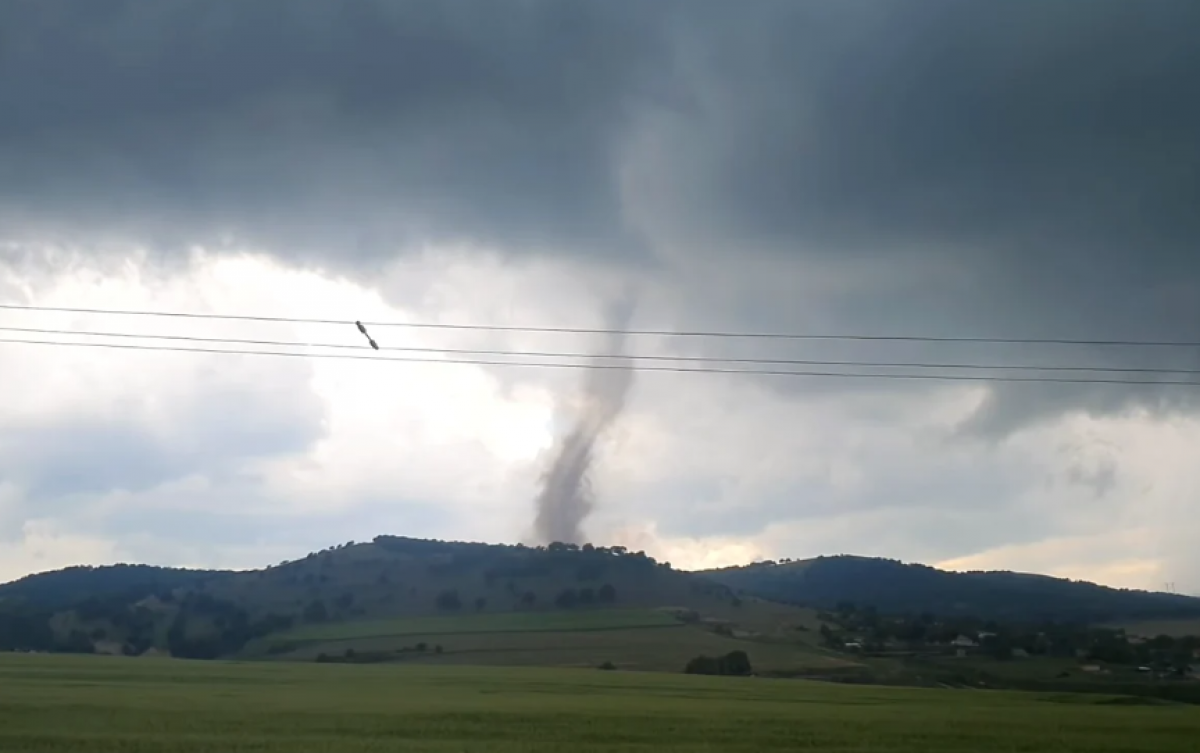 Risc de tornade în România: Alerte emise de experții ANM