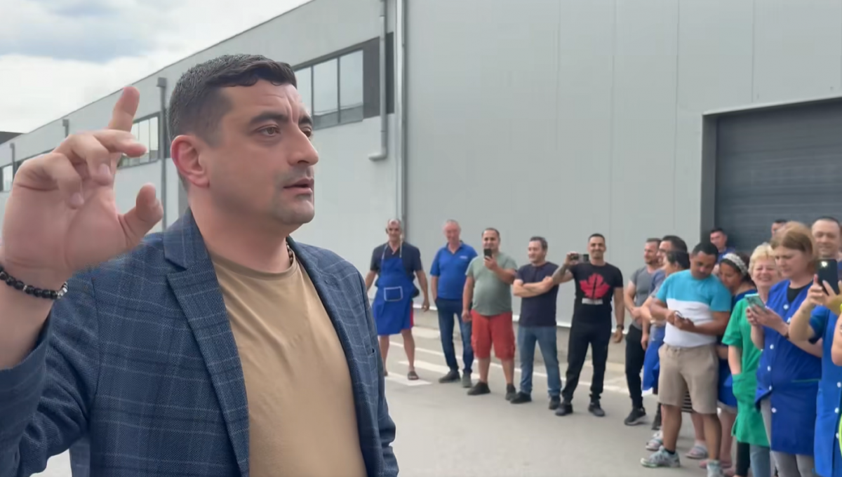 Vizita surpriză a lui George Simion la o fabrică în timpul unei simulări de incendiu

Recent, angajații unei fabrici au fost solicitați să părăsească rapid clădirea în timpul unui exercițiu de simulare a incendiilor. Cu toate acestea, zgomotul sirenelor a fost însoțit de o apariție neașteptată: liderul AUR, George Simion. Prezența sa a fost totodată surprinzătoare și provocatoare, stârnind curiozitatea celor din jur.

Simion a profitat de ocazie pentru a interacționa cu angajații, discutând despre problemele cu care se confruntă aceștia. Atmosfera a fost una degajată, de parcă vizita ar fi fost planificată să coincidă cu simularea. Totuși, mulți s-au întrebat dacă a fost o coincidență sau o acțiune bine orchestrată, având în vedere contextul politic actual și nevoia de a-și întări imaginea în fața alegătorilor.

În timp ce unii angajați erau impresionați de familiaritatea sa, alții erau sceptici în privința intențiilor sale. Indiferent de opinii, vizita lui Simion a adus în prim-plan dinamica între politică și mediul de muncă, iar simularea de incendiu a oferit un cadru inedit unei întâlniri care, cu siguranță, va rămâne în memoria colectivă a celor implicați.