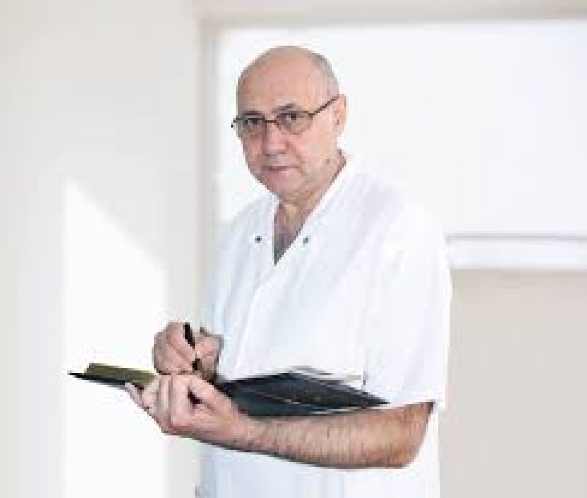 Irinel Popescu analizează pandemia COVID-19: Neîncrederea persistă atâta timp cât întrebările rămân fără răspuns