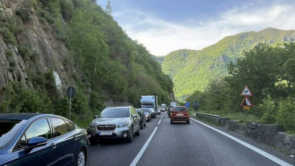 Trafic intens pe Valea Prahovei și Valea Oltului. Probleme și pe A1 la intrarea în Capitală