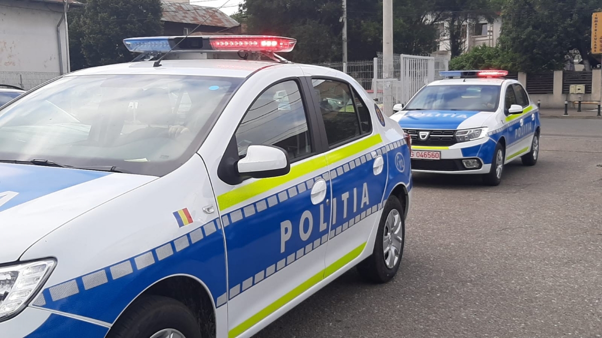 A intrat într-o mașină de poliție aflată în misiune: Doi polițiști au fost transportați la spital