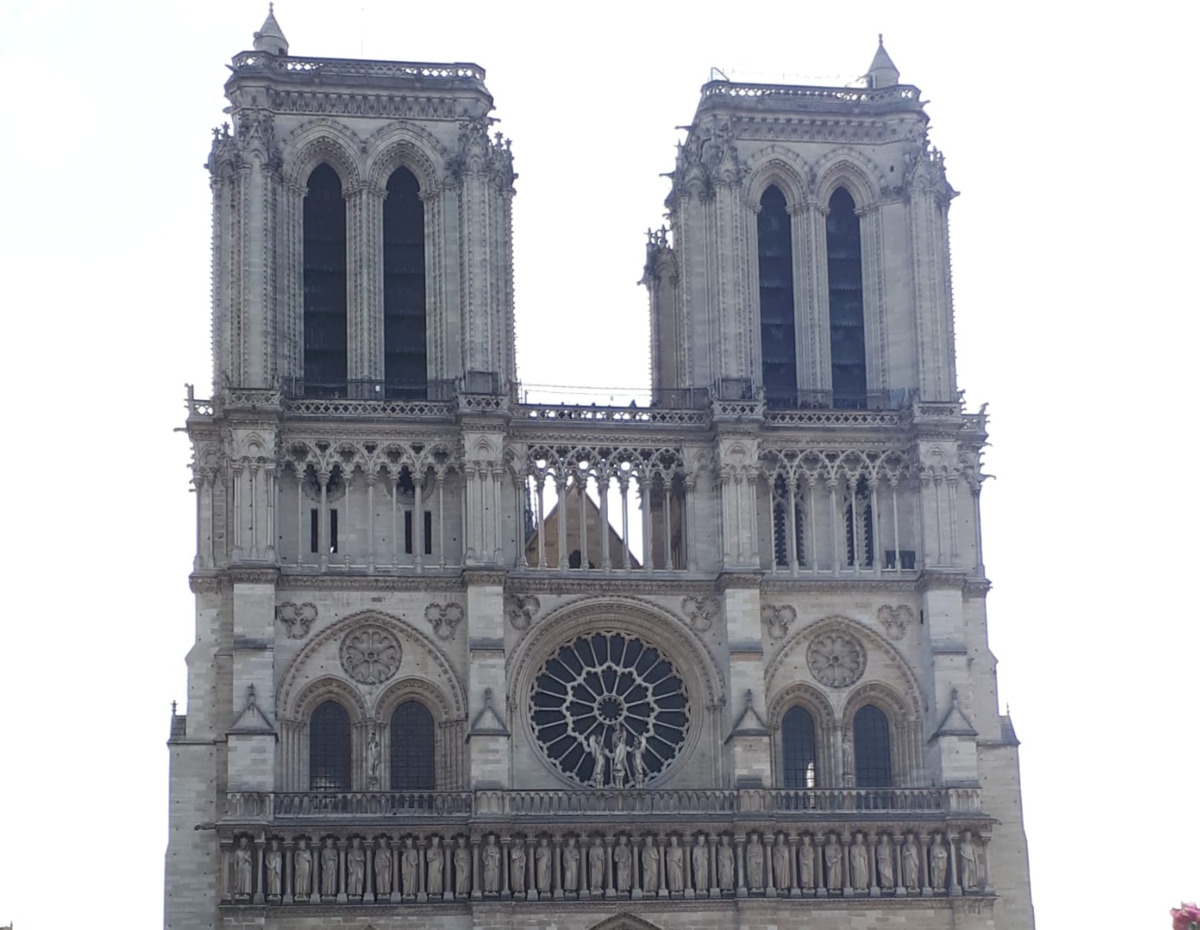 Notre-Dame își recapătă chipul: statuile apostolilor, la locul lor