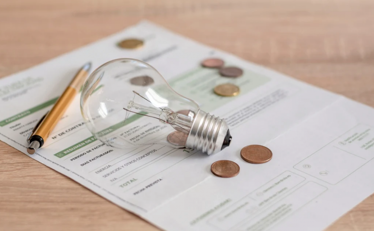 Campanie în premieră după liberalizarea prețurilor la energie: Românii vor fi instruiți cum să își schimbe furnizorul