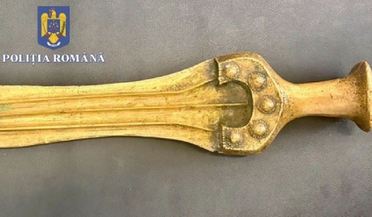 O sabie rară, găsită în urma percheziţiilor într-un dosar de furt calificat