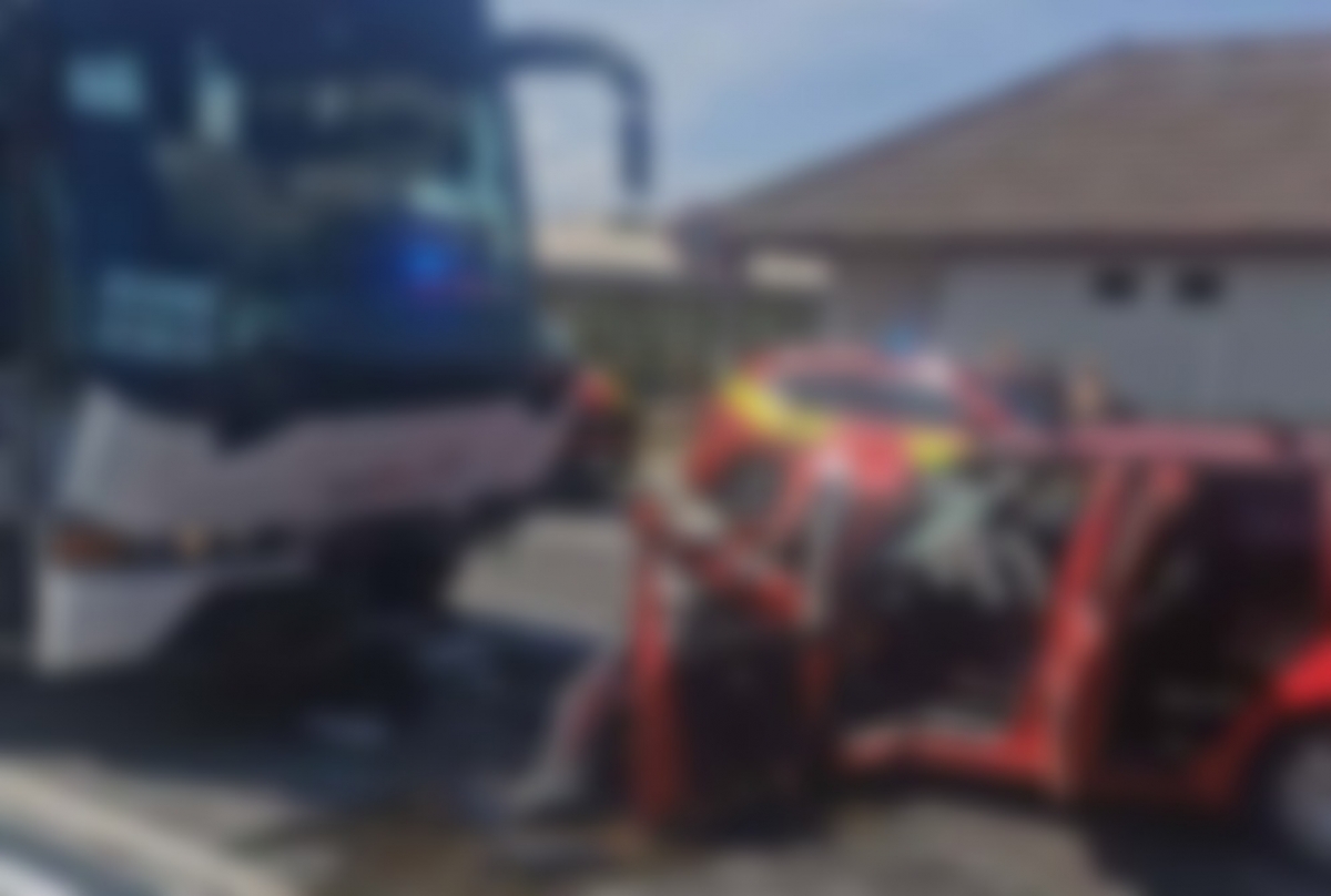 Breaking – FOTO Accident violent pe 'centura printre case'. Un autocar și un autoturism s-au ciocnit frontal