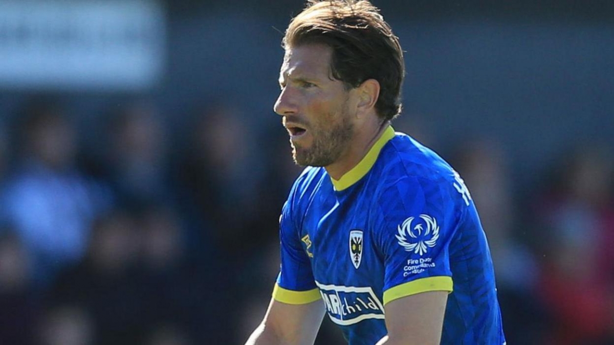 Sam Hutchinson continuă la AFC Wimbledon, la două luni după atacul de cord