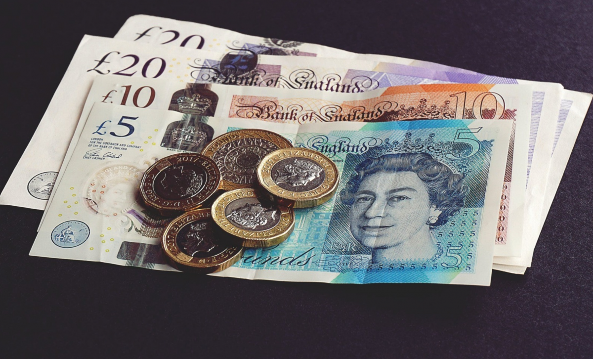 Lira sterlină se menţine la cel mai înalt nivel din ultimii peste trei ani. Ce va urma?