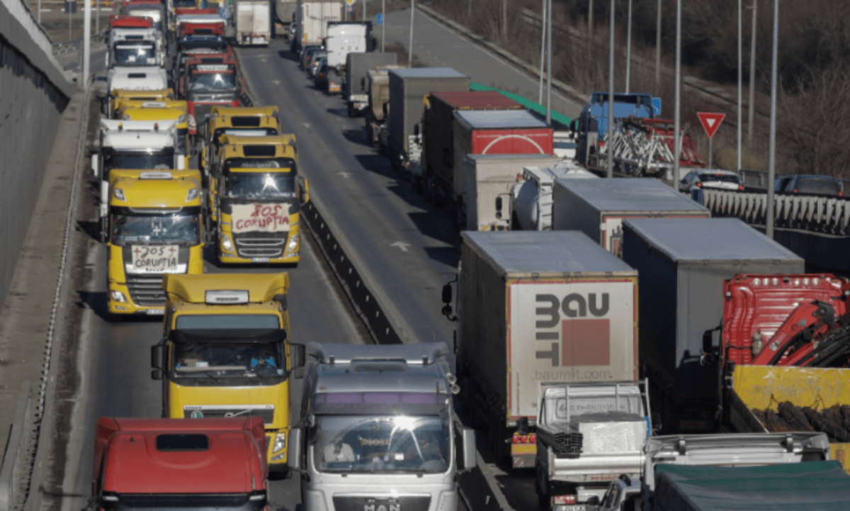 Cod Roșu pe șosele: Drumuri blocate în 14 județe! Restricții rutiere drastice pentru camioane, din cauza caniculei extreme