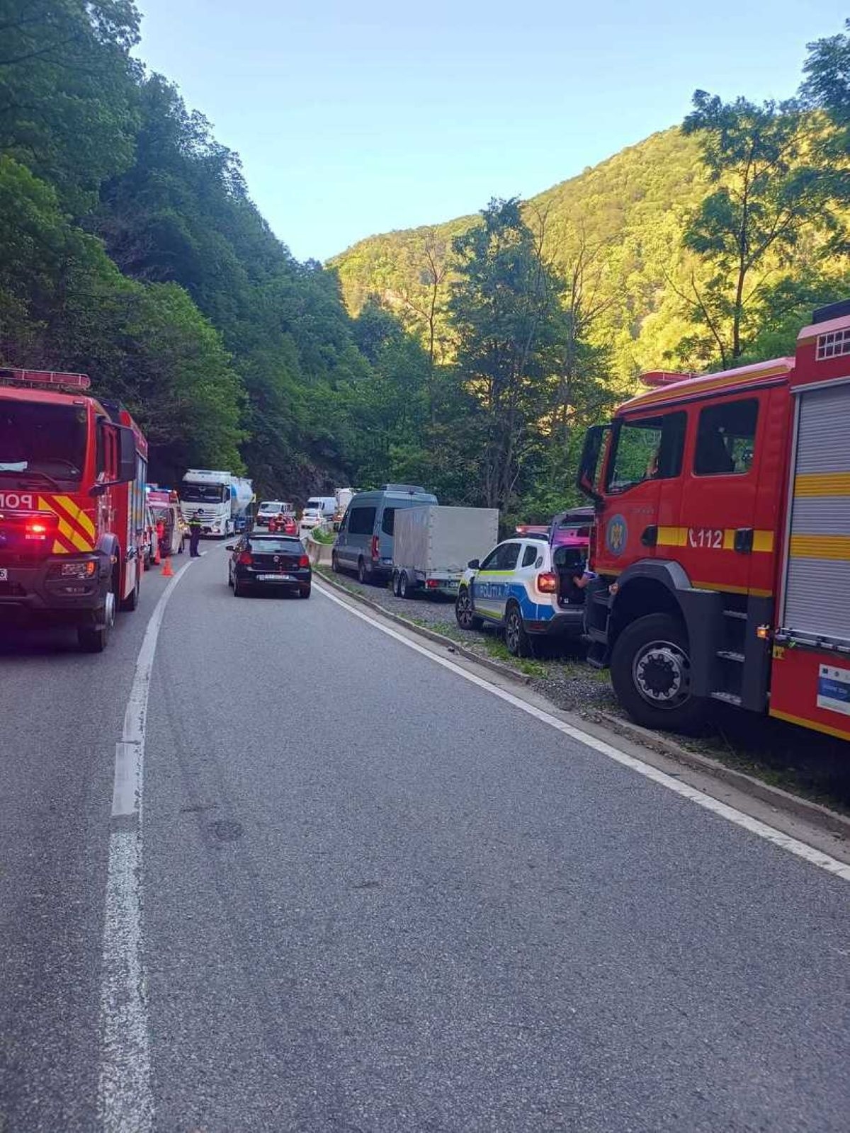 Trafic restricţionat pe DN 7, în judeţul Vâlcea, din cauza aluviunilor aduse de ploaie pe carosabil