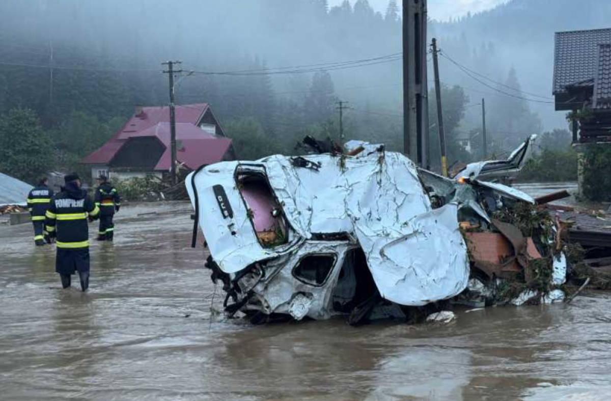 VIDEO Tragediile continuă în Suceava: Două femei au murit în urma inundațiilor devastatoare. Elicopterele IGAv survolează zona afectată și salvează vieți