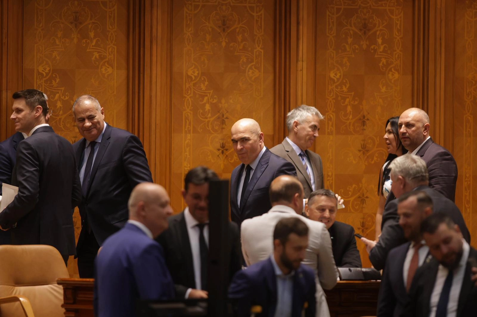 Începe nebunia în Parlament: AUR anunță mai multe moțiuni de cenzură împotriva lui Ilie Bolojan