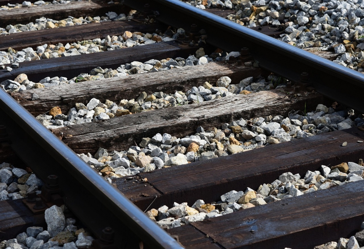 Accident între un tren şi un motocultor cu remorcă. Un călător a suferit un atac de panică
