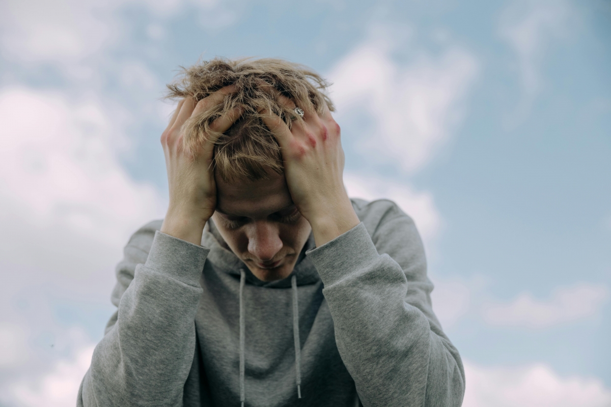 În creierul introvertitului lumea se întâmplă altfel: Experții au aflat de ce un astfel de om are nevoie de timp singur: 'Neuronii se devorează între ei'