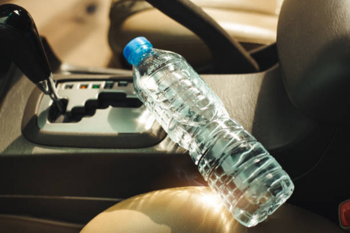Riscul la care te expui dacă bei apă dintr-o sticlă de plastic uitată în soare. Oricât de sete ți-ar fi, s-ar putea să refuzi