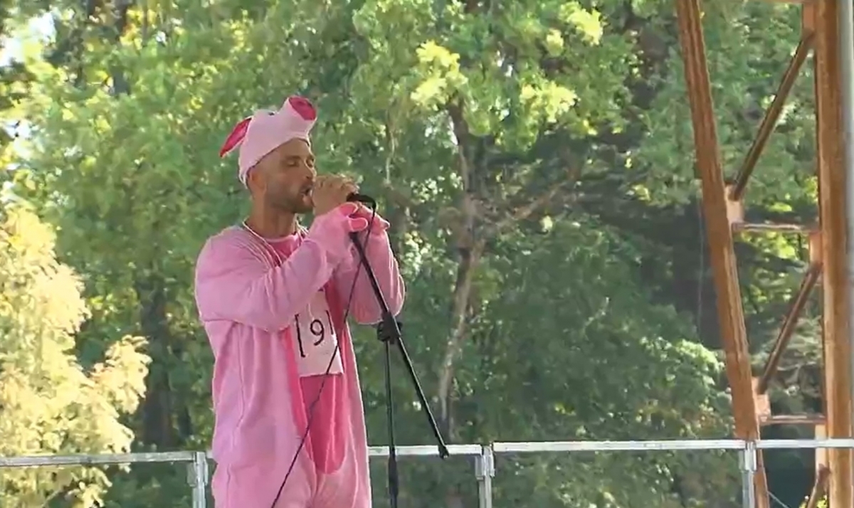 VIDEO A fost desemnat cel mai bun imitator de grohăit la Festivalul anual al porcului din Franța