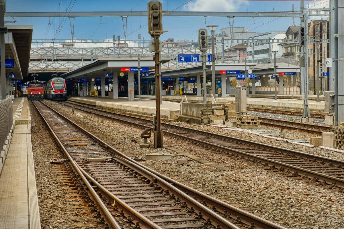 Doar facturile se opresc 'în gară', nu și trenurile! CFR Călători promite: Cursele rămân pe șine, chiar dacă situația din conturi e 'cu scârțâit de roți'