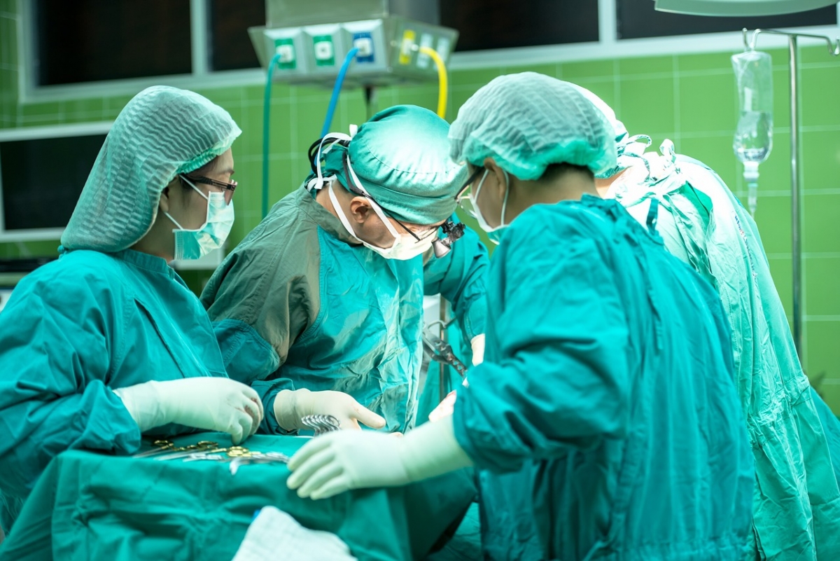 China marchează un pas istoric în medicină: Transplant experimental de plămân de porc la un pacient în moarte cerebrală