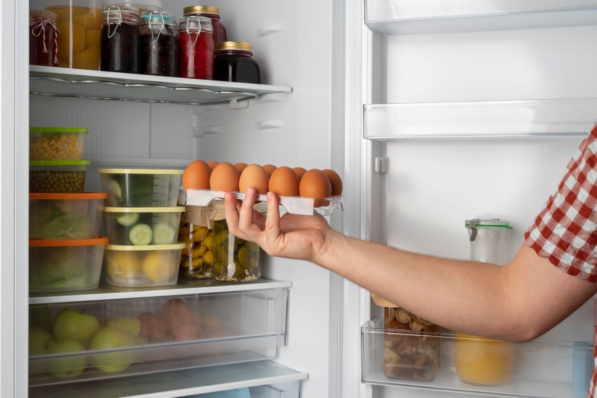 De ce nu e bine să pui alimente pe ușa frigiderului. Alimentele care trebuie păstrate în siguranță