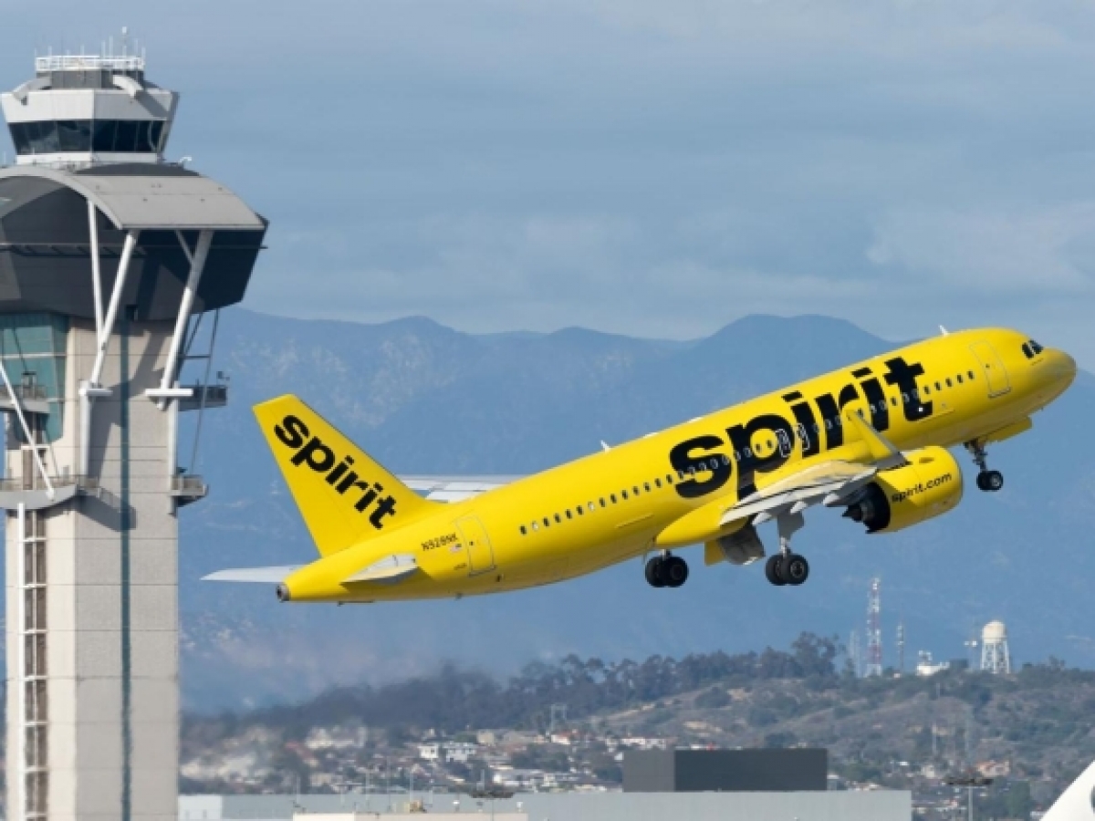 Început de sfârșit pentru companiile aeriene low-cost? Modelul era să înșeli, să-i convingi să cumpere și apoi percepi o grămadă de taxe suplimentare