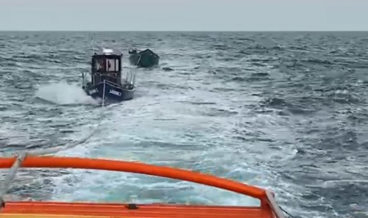 Ambarcaţiune aflată în derivă pe Marea Neagră, remorcată de o navă ARSVOM până în portul Mangalia
