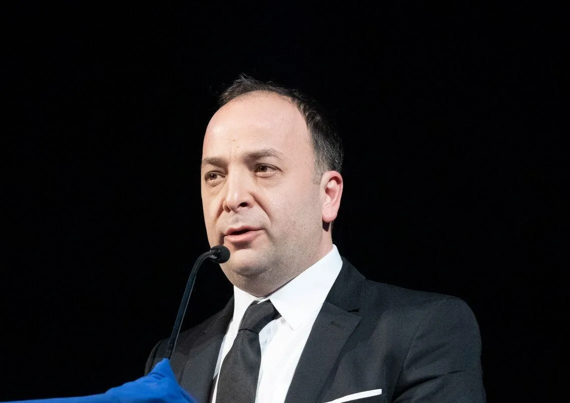 'Dacă n-au pâine de ce să nu mănânce cozonac?'. Adrian Negrescu dinamitează exemplul Greciei: Au vândut tot ce se putea. Asta vrem?
