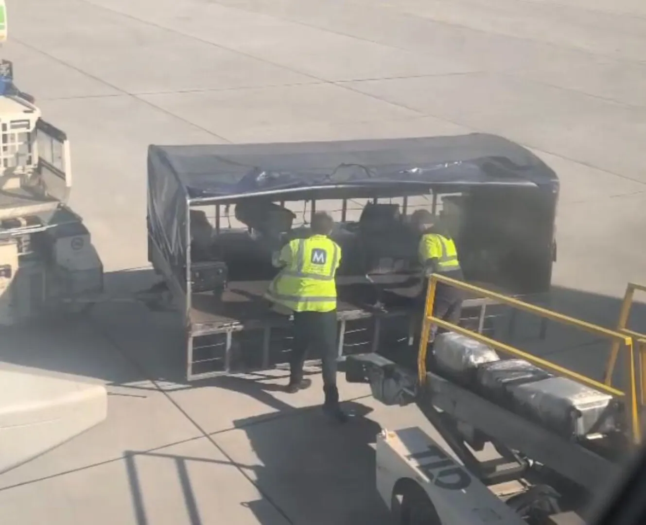 VIDEO Imagini revoltătoare la Aeroportul Cluj: bagaje ale pasagerilor aruncate cu nepăsare de către angajați / Reacția Consiliului Județean Cluj