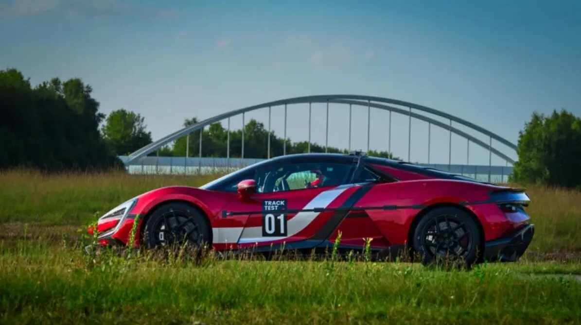 S-a atins un nou record pe patru roți: 472 km/h. Turbo-mașina viitorului vine din China