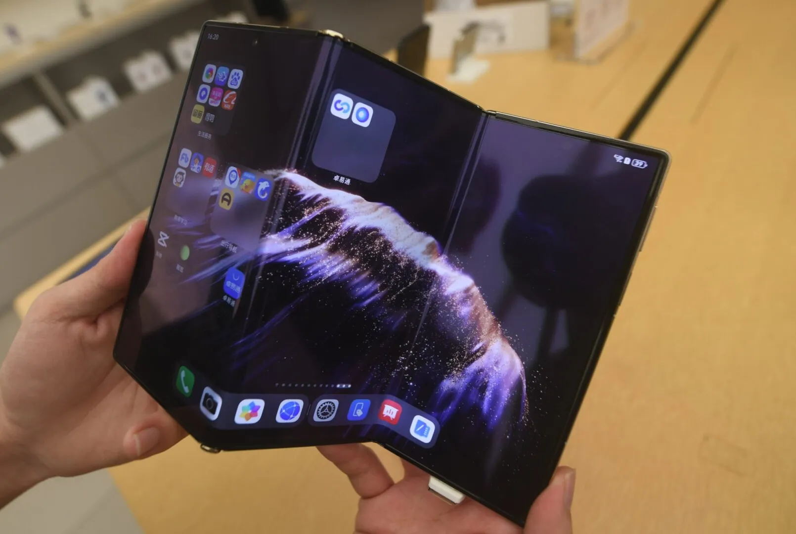 Huawei lansează Mate XTs, telefon trifold premium cu două balamale. Cu ce preț se vinde