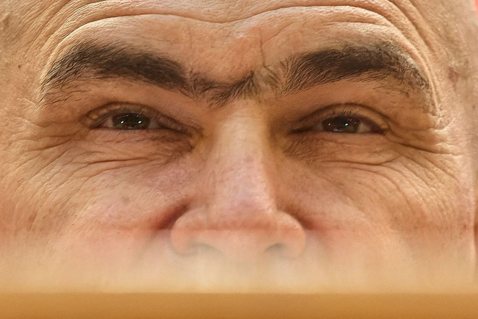 Mai și guvernăm sau stăm doar la televizor? Reforma lui Ilie Bolojan se face live (OPINIE)