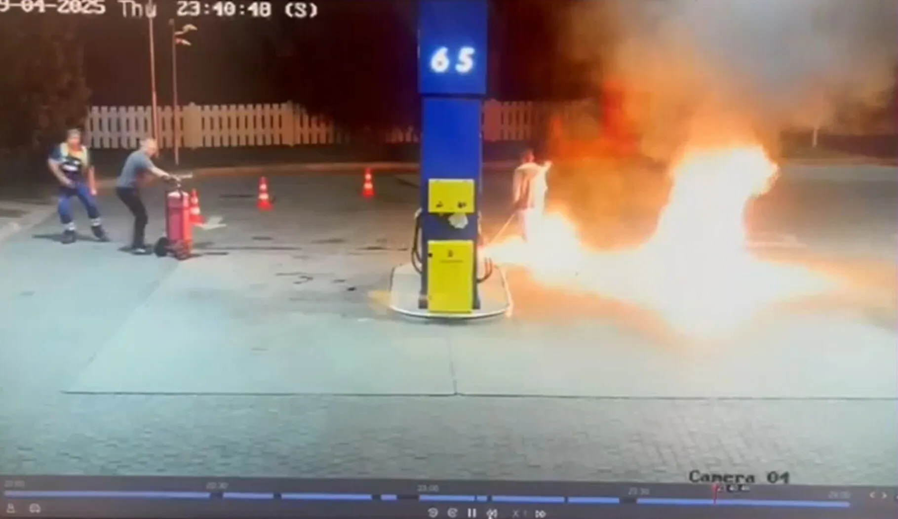 VIDEO Scene șocante într-o benzinarie din Timiș – A dat foc unei pompe și a aruncat combustibil aprins pe un angajat