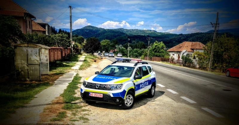 Fetiță de 3 ani, rănită ușor după ce s-a lovit de o autospecială a Poliției în curtea spitalului din Găești