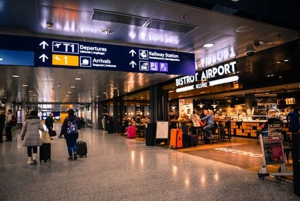 Incident în timpul unui zbor pe ruta Bruxelles-București: un pasager în stare de ebrietate, încătușat pe aeroport – A fost amendat cu 4.000 lei