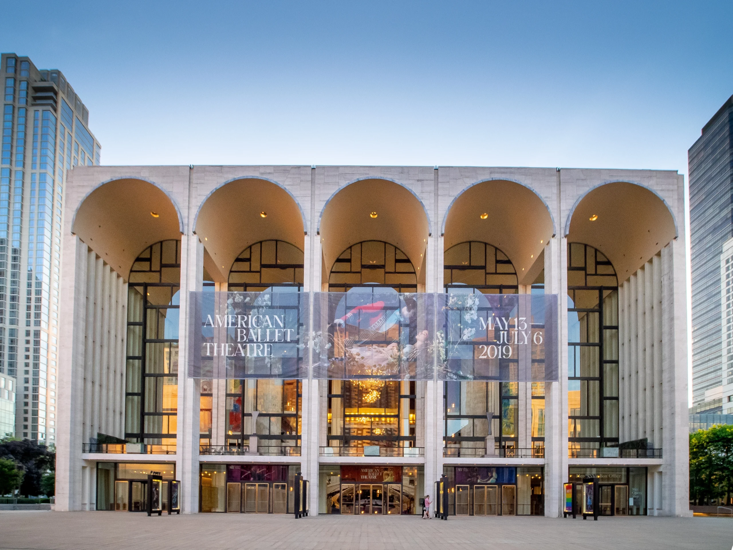 Opera din New York merge mai departe în procesul de transformare, sprijinită de un supererou şi o actriţă de seriale TV