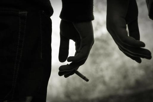 Copiii ai căror tați au fost expuși la fumatul pasiv au risc crescut de probleme pulmonare până la 53 de ani
