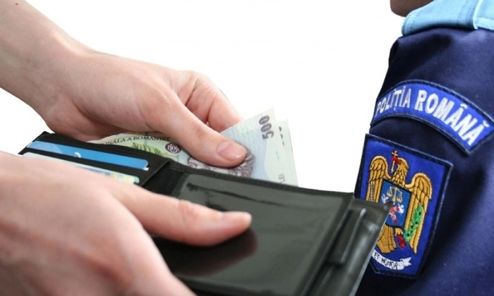 Tânăr de 28 de ani, reţinut de poliţişti după ce a încercat să-i mituiască cu 3.000 de euro