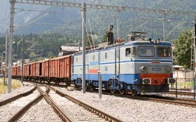 Impact pe șine: Circulația a fost oprită după ce un tren a lovit un utilaj agricol