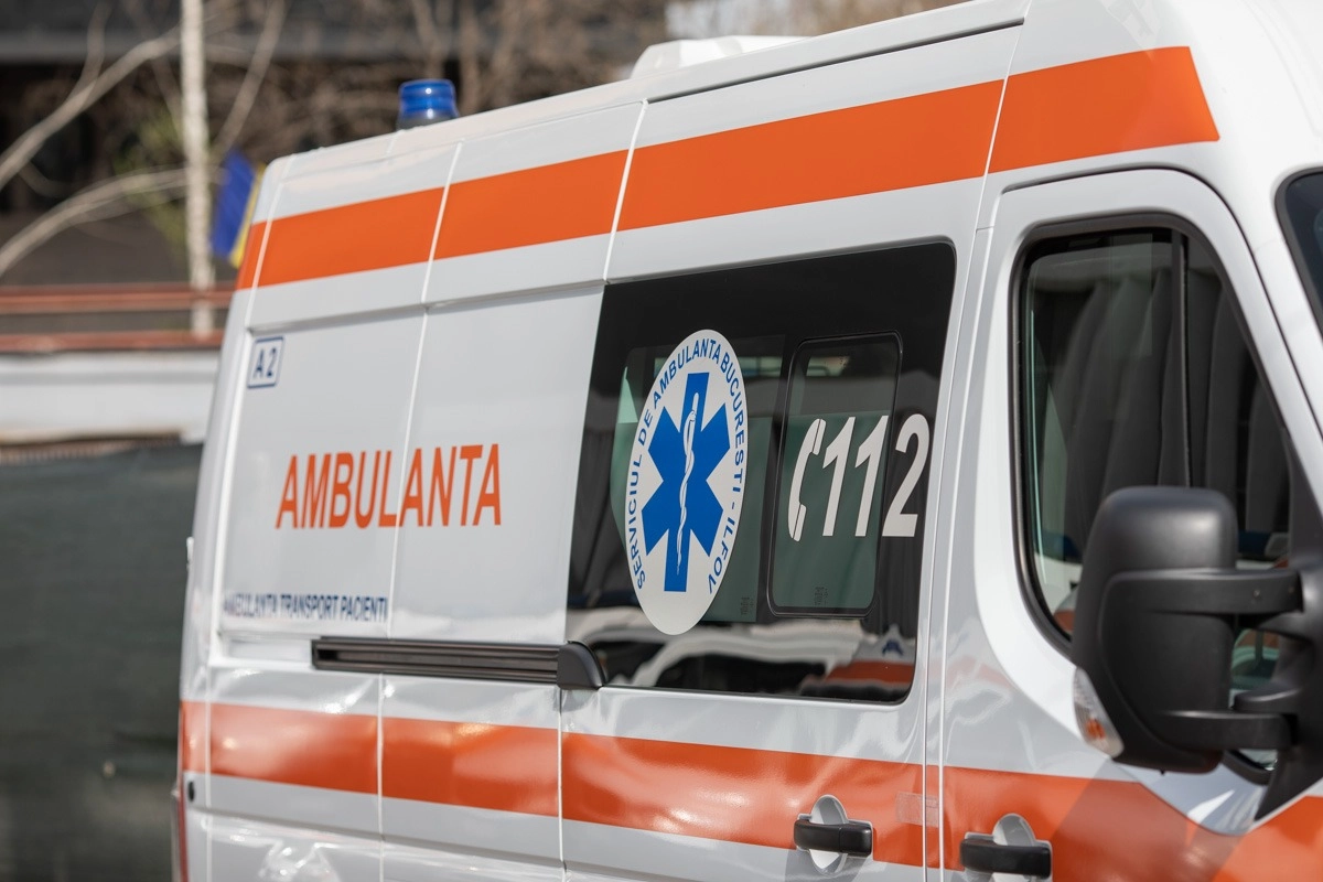 O mașină s-a răsturnat și a lovit un autoturism staționat. Trei persoane au ajuns la spital