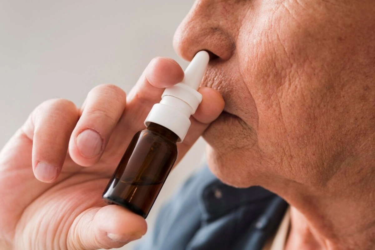 Un spray nazal obișnuit ar putea reduce semnificativ riscul de infectare cu Covid