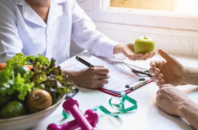 Nutriționist sau dietetician? Diferențe esențiale și cum alegi specialistul potrivit pentru tine