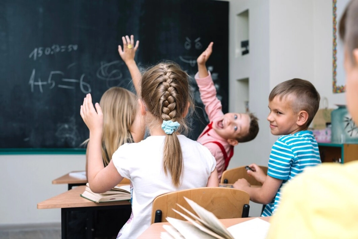Salvaţi Copiii: Anul şcolar 2025 – 2026 începe cu abandon şcolar peste media europeană, costuri ascunse ale educaţiei şi discrepanţe între urban şi rural. Semnalul de alarmă tras de organizaţie